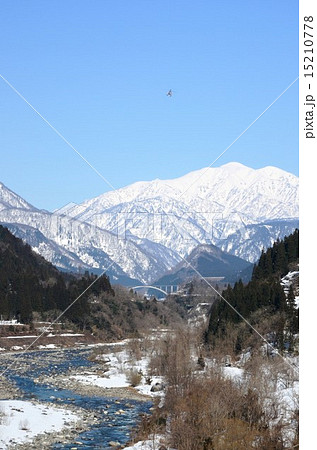 雪解け水が流れる日本一の暴れ川の常願寺川の写真素材