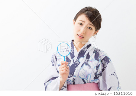 浴衣を着た女性　金魚すくい 15211010