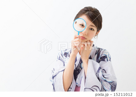 浴衣を着た女性　金魚すくい 15211012