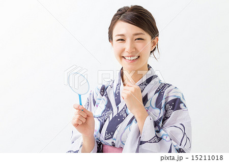 浴衣を着た女性　金魚すくい 15211018