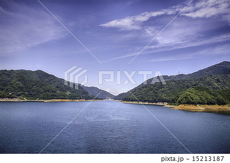 宮ヶ瀬湖　青空と湖畔 15213187