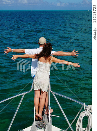 タイタニックをまねた日光浴 15213722