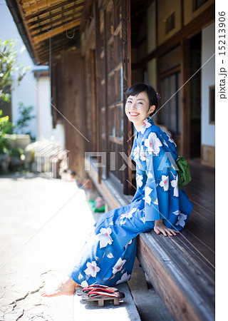 浴衣を着た女性の写真素材