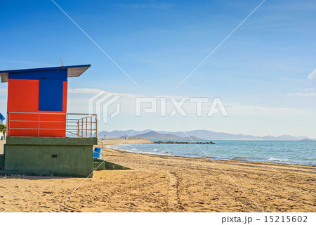 Lifeguard house on the beach 15215602