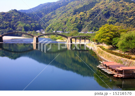 錦帯橋と新緑を映す川と鵜飼船 錦帯橋と新緑を映す川と鵜飼船 15216570