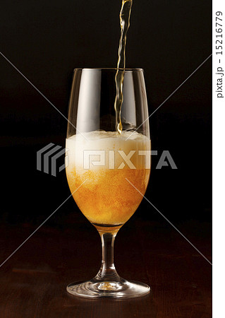 ビールを注ぐ ビールを注ぐ 15216779