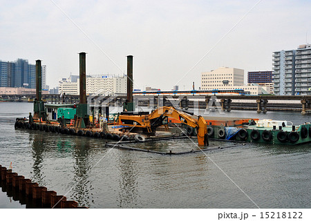 京浜運河防潮護岸建設工事での浚渫工事 15218122