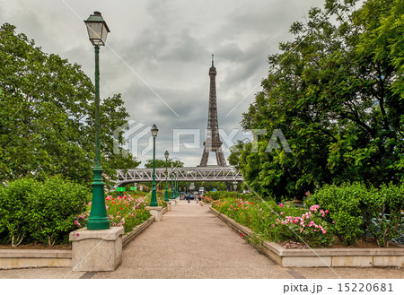 Urban park and Eiffel Tower in Paris, France. 15220681