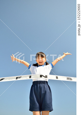 青空で走る女の子（体操服、ゴールテープ） 15222660