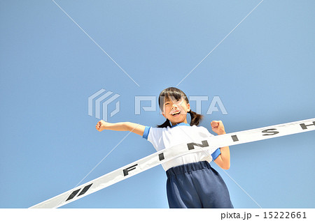 青空で走る女の子（体操服、ゴールテープ） 15222661