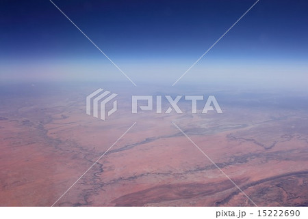 アメリカ合衆国南部テキサス州の荒涼とした灼熱の砂漠地帯の写真素材 [15222690] PIXTA