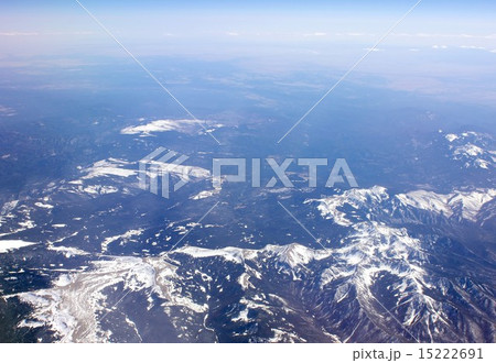 北米大陸を南北に縦断するロッキー山脈、残雪の美しい姿を見せるコロラド南部の景観 北米大陸を南北に縦断するロッキー山脈、残雪の美しい姿を見せるコロラド南部の景観 15222691