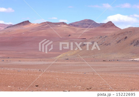 南米大陸を南北に縦断するアンデス山脈、美しい山並みと高地砂漠の絶景を見せるボリビアとチリ国境付近 15222695