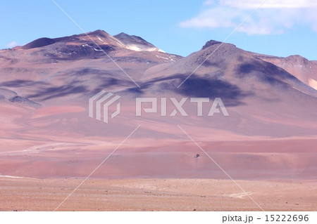 南米大陸を南北に縦断するアンデス山脈、美しい山並みと高地砂漠の絶景を見せるボリビアとチリ国境付近 15222696