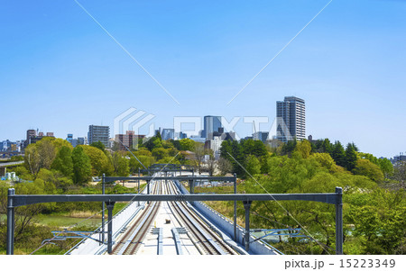仙台市・仙台市地下鉄東西線高架橋と仙台市全景 15223349