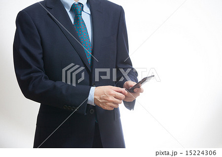 ガラケーを持つビジネスマン 15224306