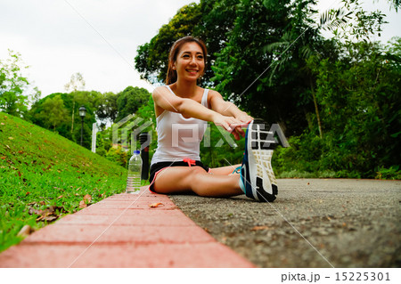 Girl working out in the singapore park  15225301