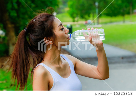 Girl working out in the singapore park  15225318