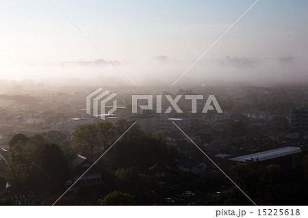 濃霧の朝 15225618