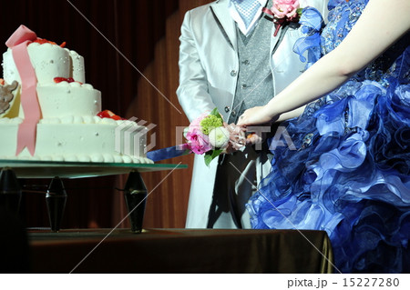 ケーキ入刀 結婚式の写真素材