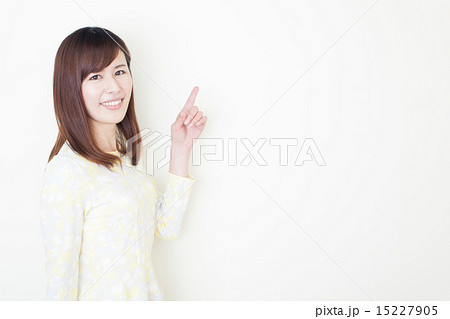 指差しする女性 15227905
