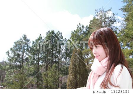 ストレートロングヘアの若い女性 15228135