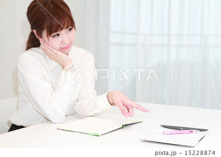 打ち合わせをする若いビジネスウーマン 打ち合わせをする若いビジネスウーマン 15228874