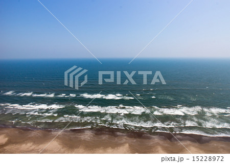 高度100ｍからのきれいな海岸線を空撮 15228972