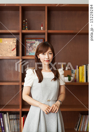 本棚の前の女性 本棚の前の女性 15229284