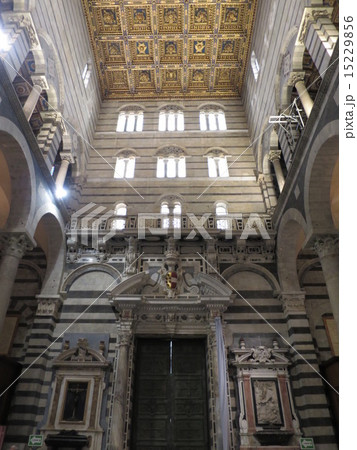 ピサ大聖堂入口 15229856