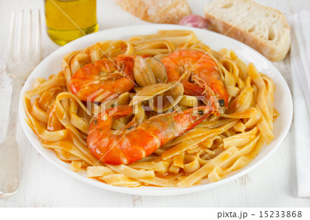 spaghetti with seafood and sauce 15233868
