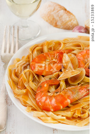 spaghetti with seafood on the plate with wine 15233869