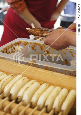 五平餅にタレを付ける 15235624