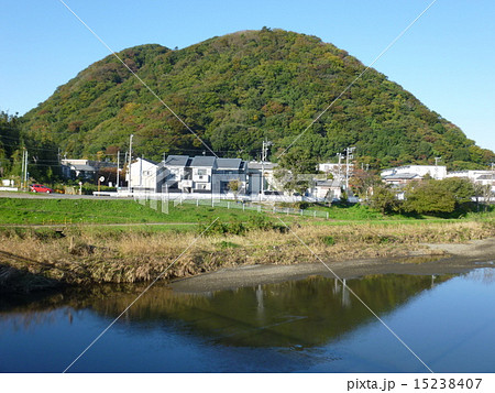 花水橋から見た高麗山と花水川 15238407