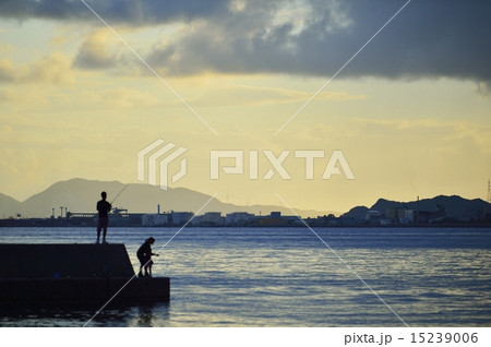 夕暮れの港 釣り人 15239006