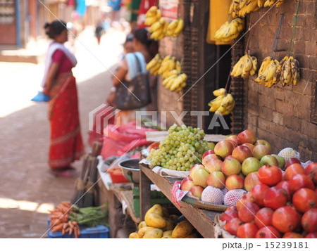 ネパールの果物屋（バクタプル） 15239181