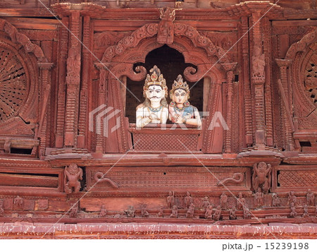 窓から見下ろすシヴァ神とパルヴァティ(ネパール ダルバール広場) 窓から見下ろすシヴァ神とパルヴァティ(ネパール ダルバール広場) 15239198