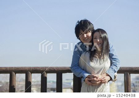 公園で散歩するカップル 公園で散歩するカップル 15240438