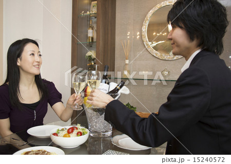 ディナーを楽しむカップル 15240572