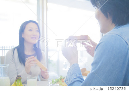 朝食を食べる夫婦 朝食を食べる夫婦 15240726