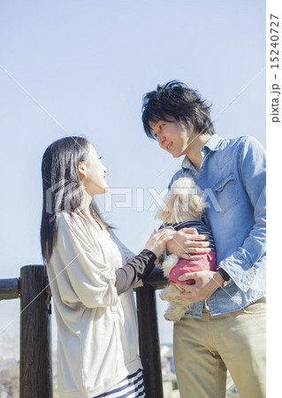 公園で散歩するカップル 15240727