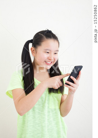 マートフォンを持った子供 15250862