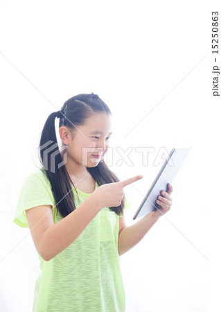 タブレットを持った子供 タブレットを持った子供 15250863