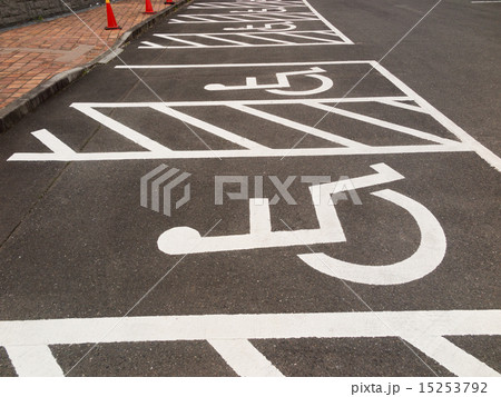 車椅子マークがついた駐車スペース 15253792