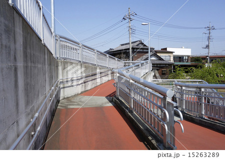 車椅子も通れるスロープの歩道橋 15263289