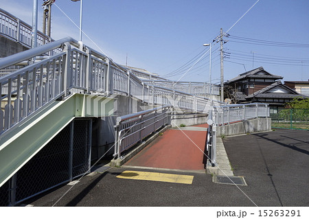 車椅子も通れるスロープの歩道橋 15263291
