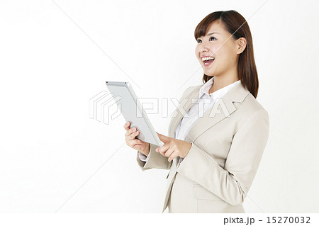タブレットを持つ笑顔のスーツの女性 タブレットを持つ笑顔のスーツの女性 15270032