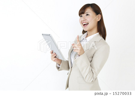 タブレットを持つ笑顔のスーツの女性　　　　 15270033