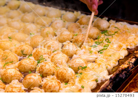 たこ焼きをひっくり返す 15270493