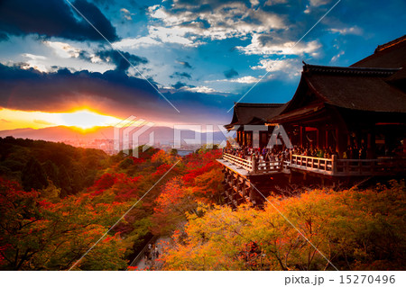 夕日が清水寺の紅葉を照らすの写真素材